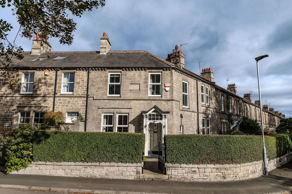 Property photo 2 of 31