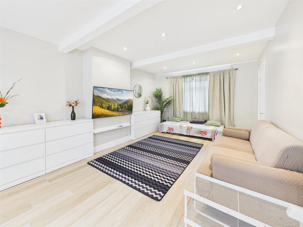 Property photo 3 of 8 Cam05510G0-Pr0125-Still004.Jpg