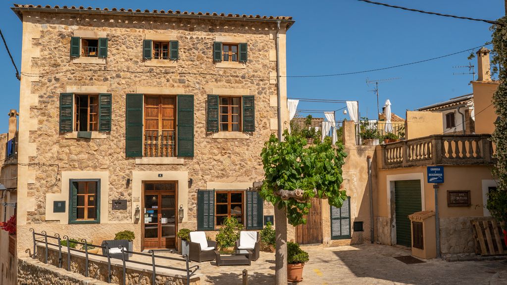 Property photo 2 of 35