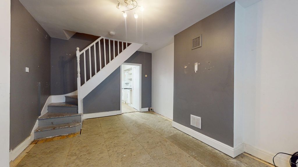 Property photo 3 of 19 122 Wulfstan Street, East Acton, London, W12 0Ah