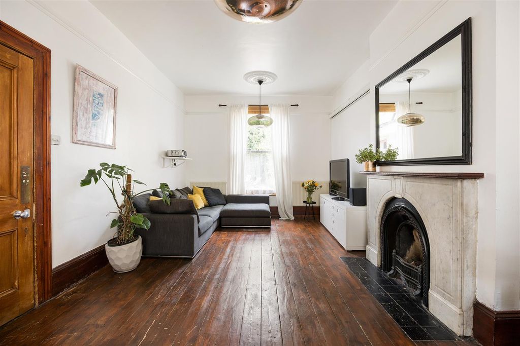 Property photo 2 of 52 Hampton Road, E7