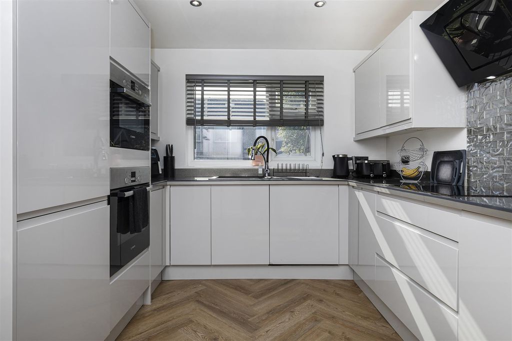 Property photo 3 of 32 Kitchen