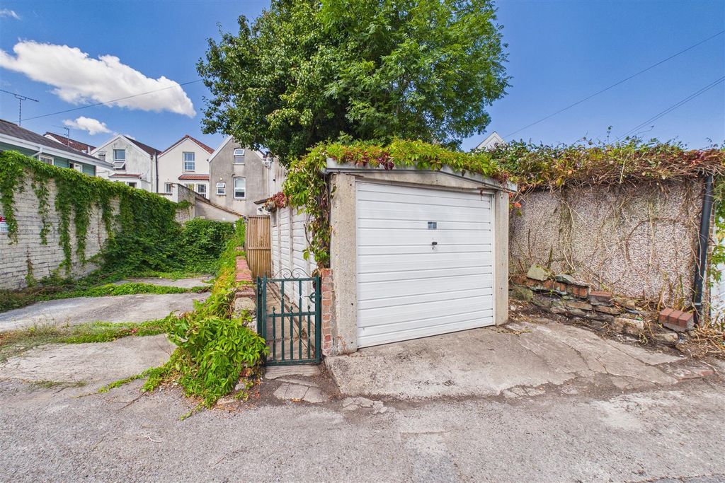 Property photo 1 of 19 Garage @ Alma Road, Clifton, Bristol Bs8 2Hr | Fre