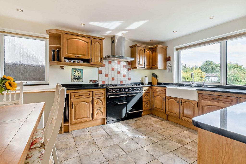 Property photo 2 of 31