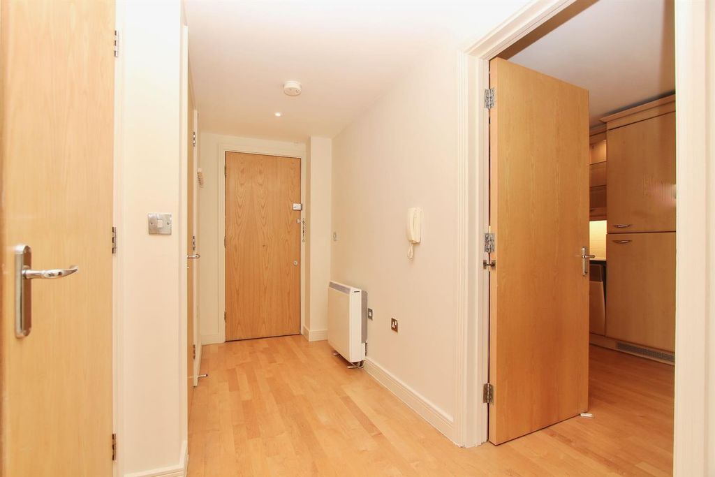 Property photo 3 of 9 Flanders House, N16