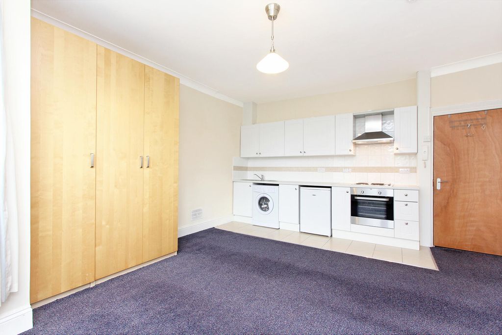 Property photo 3 of 8 Kitchen