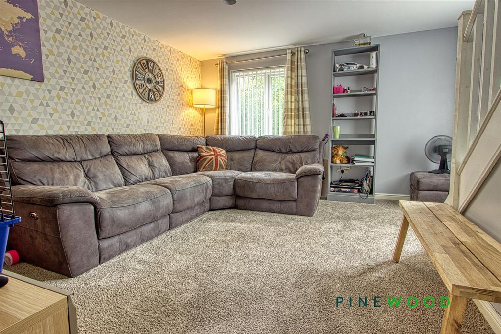 Property photo 2 of 19 Lounge