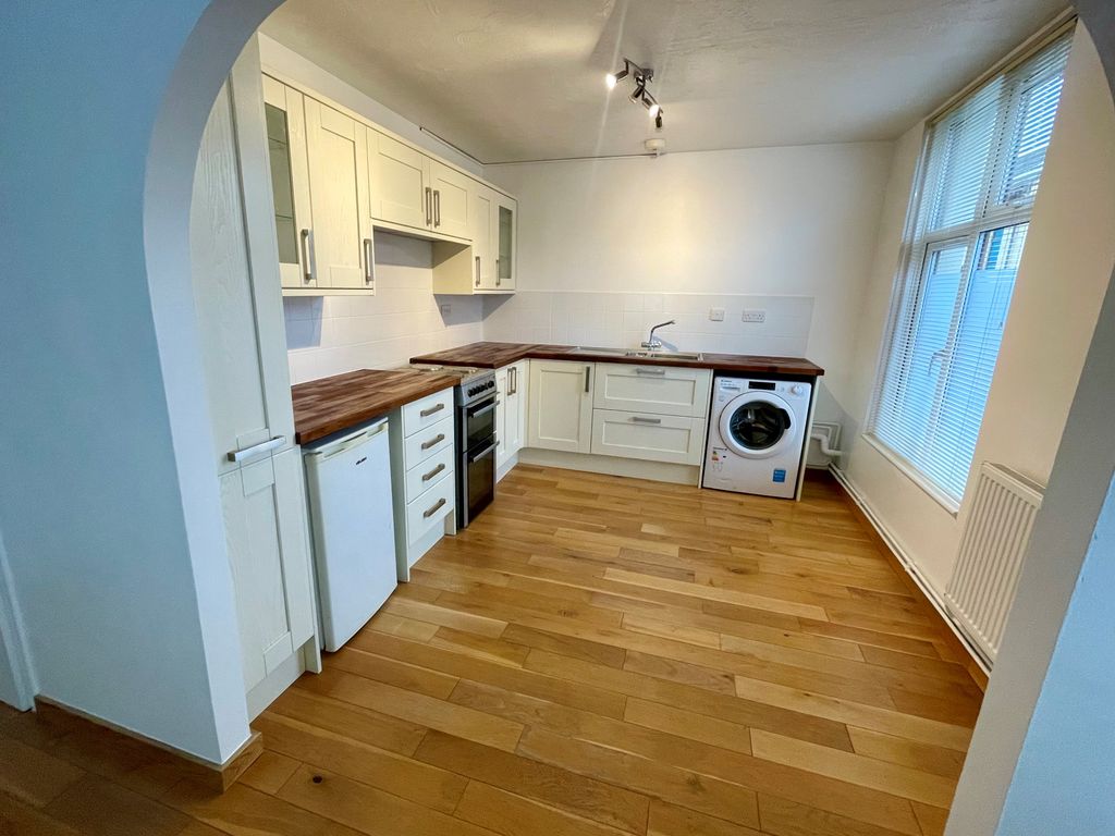 Property photo 2 of 7 Kitchen