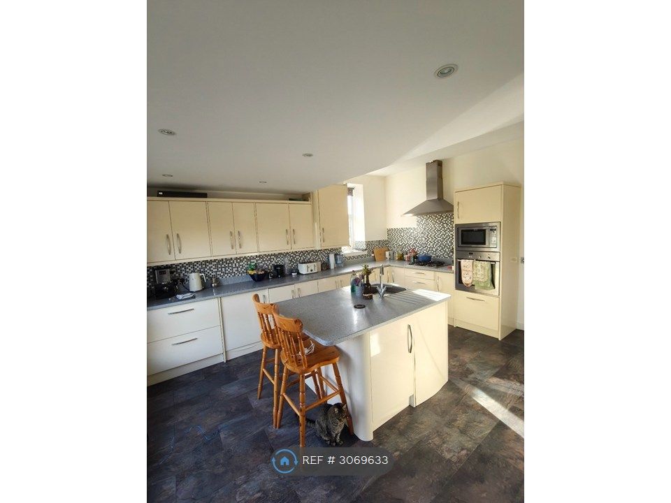 Property photo 2 of 11 Kitchen