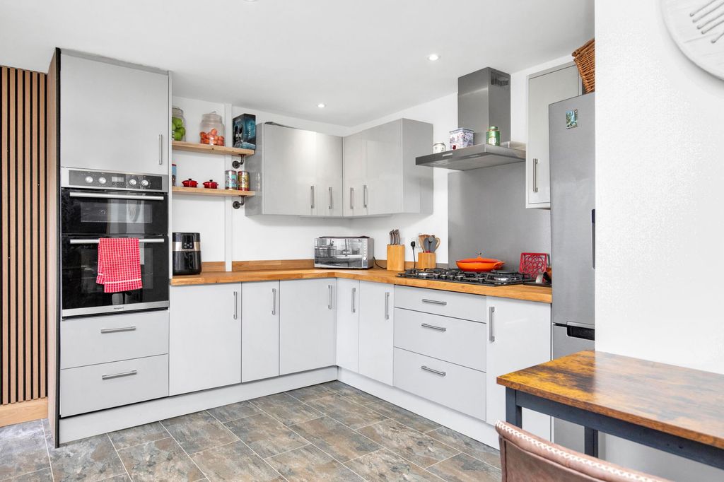 Property photo 2 of 27