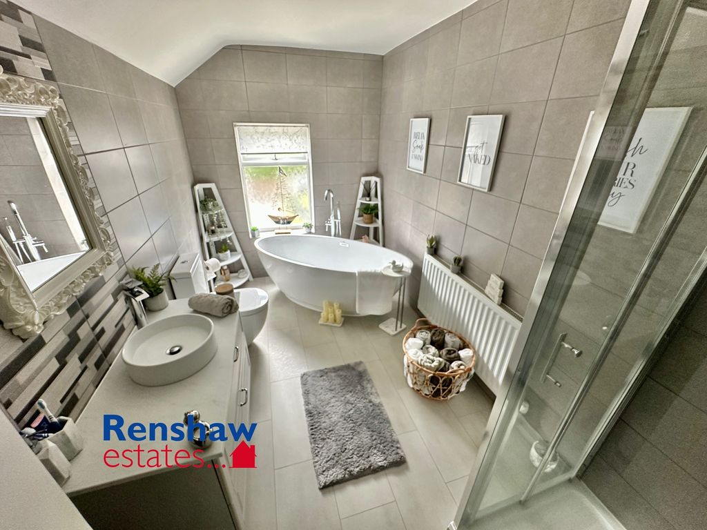 Property photo 3 of 17 Bath (1)