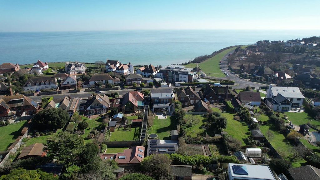 Property photo 3 of 24