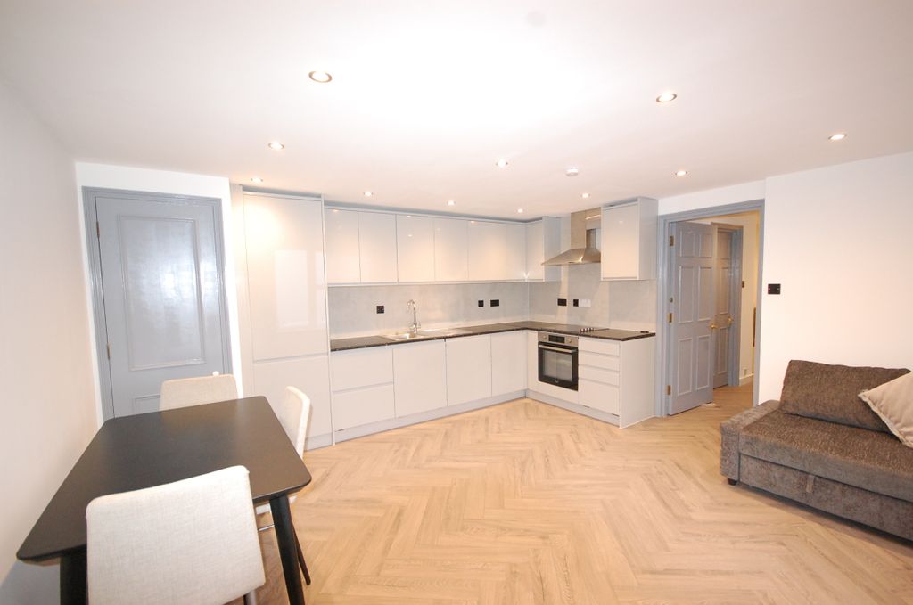 Property photo 3 of 6 Fully Fitted Kitchen