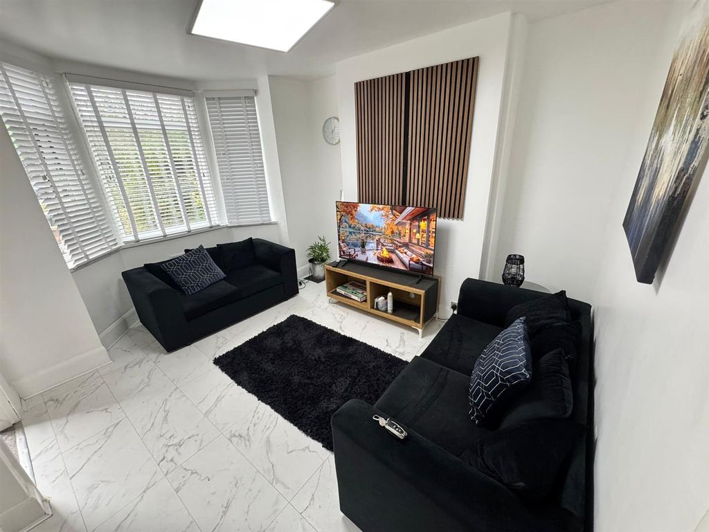 Property photo 2 of 23 Lounge