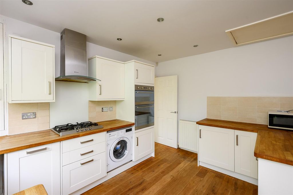 Property photo 2 of 12 Kitchen