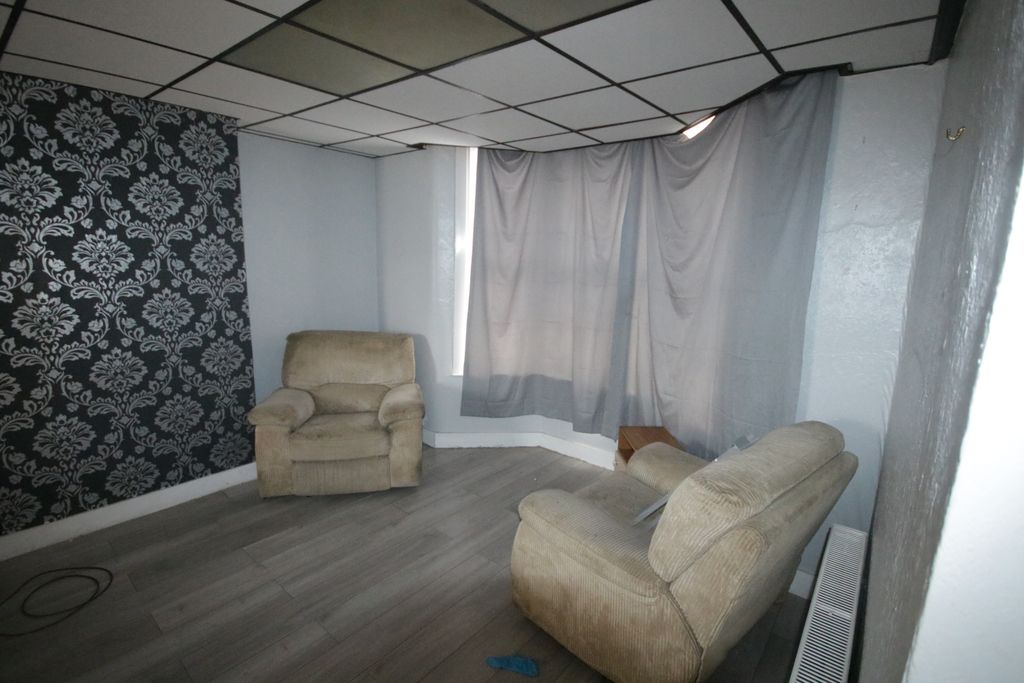 Property photo 3 of 12 Lounge
