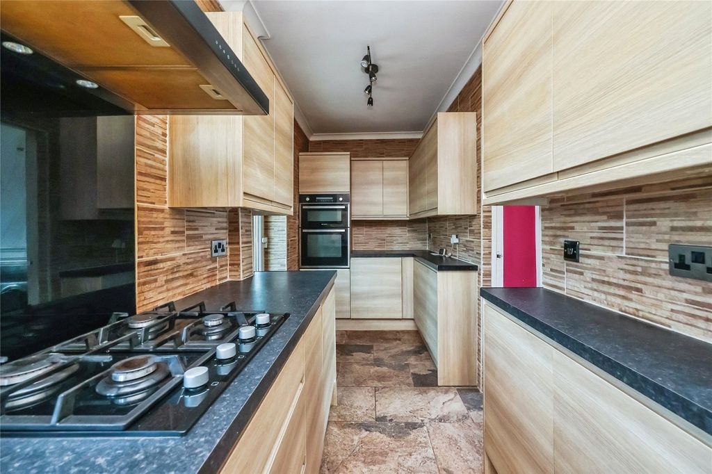 Property photo 3 of 16 Fitted Kitchen