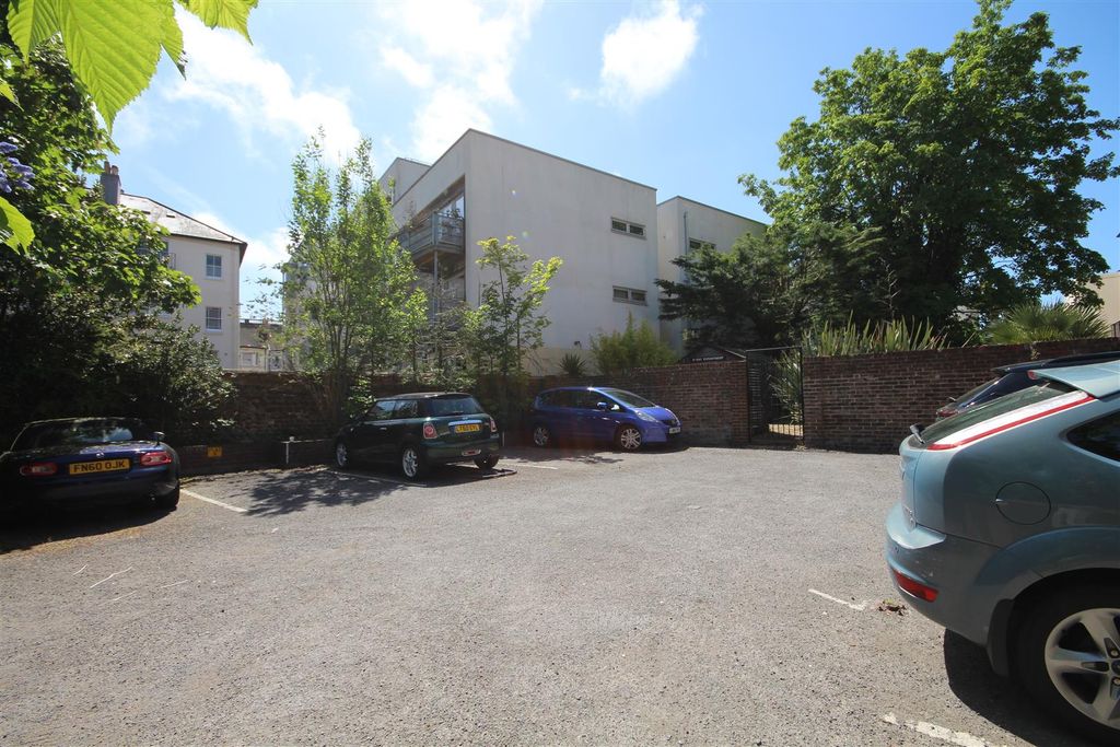 Property photo 3 of 10 Residents Parking