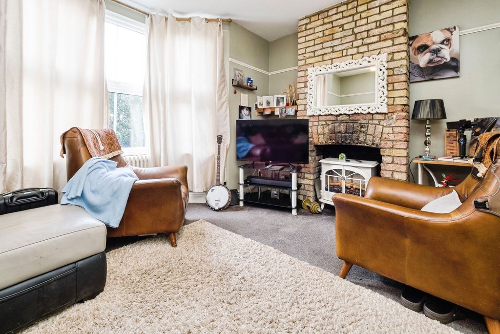 Property photo 3 of 19 Lounge