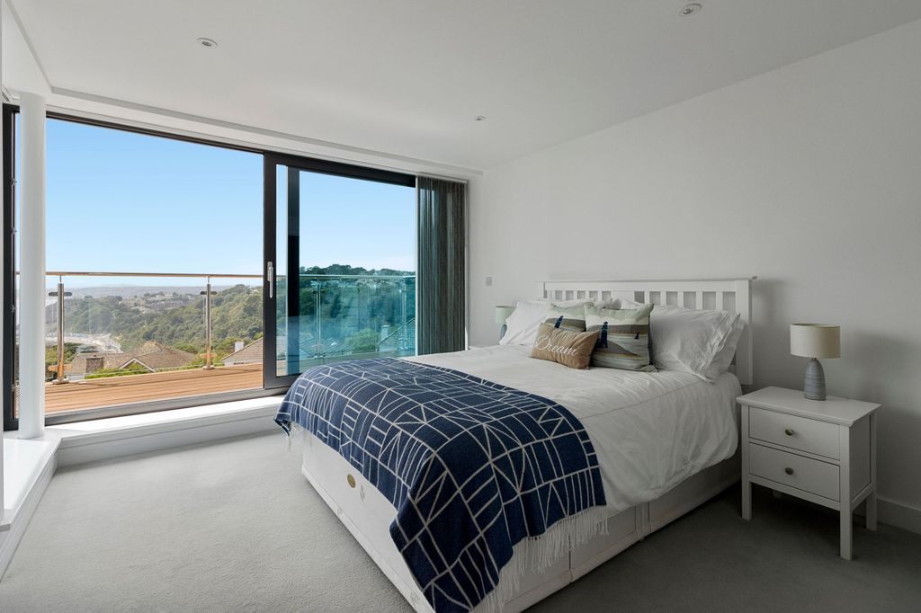 Property photo 2 of 29