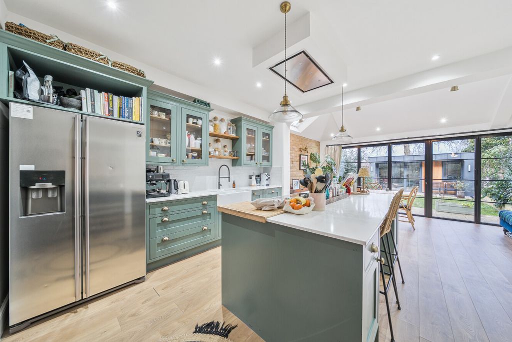 Property photo 3 of 21 1395764-3-695d384...