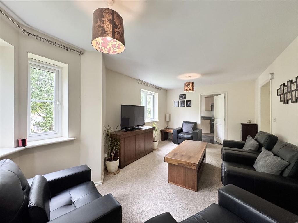 Property photo 2 of 16 Lounge