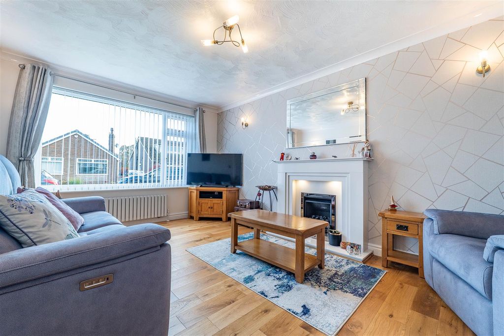 Property photo 2 of 27 Lounge