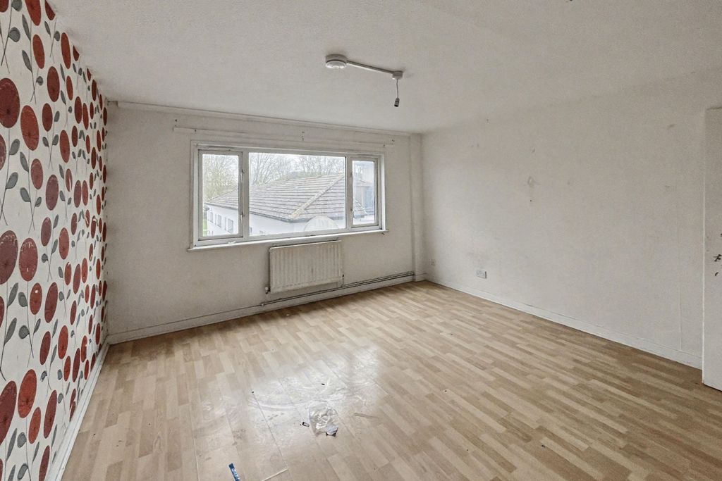 Property photo 3 of 17 49 Raccoon Way, Hounslow, Middlesex, Tw4 7Pl