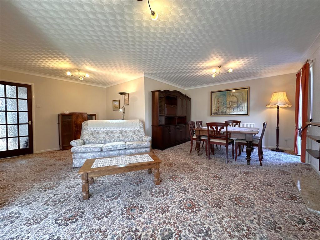 Property photo 2 of 18 Generous L-Shaped Lounge/Diner 093