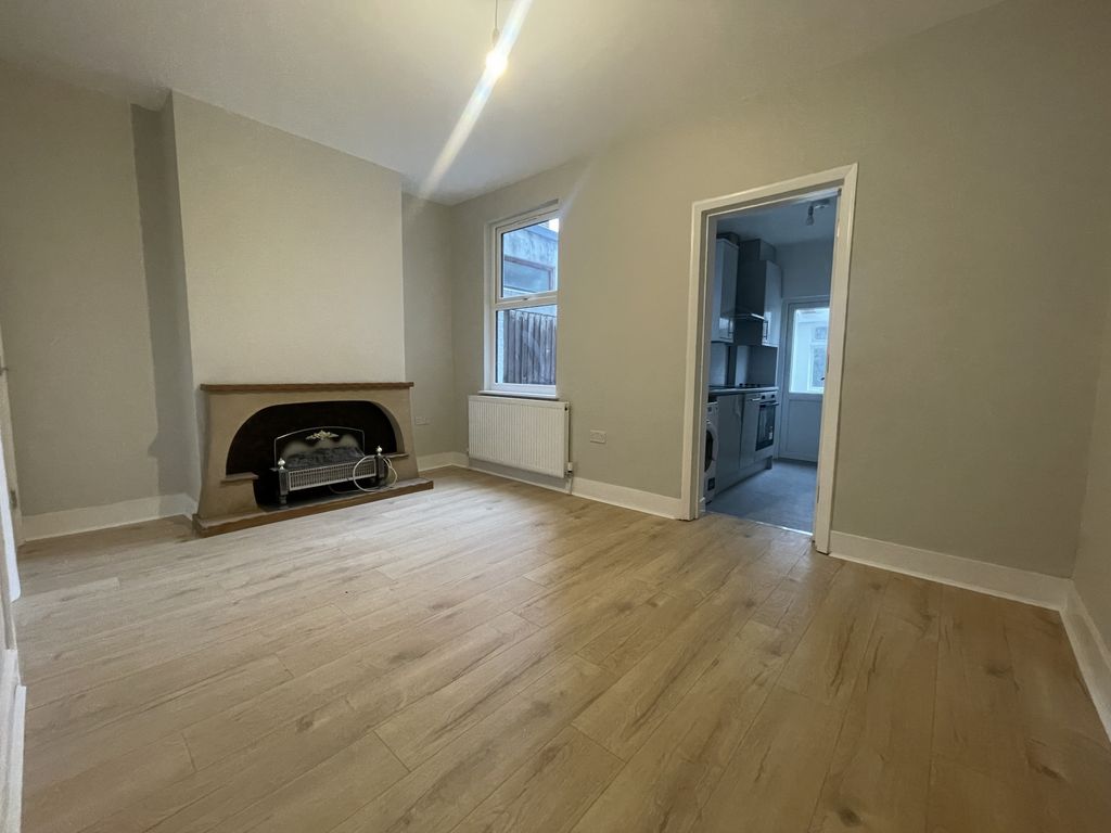 Property photo 2 of 10 Photo 3