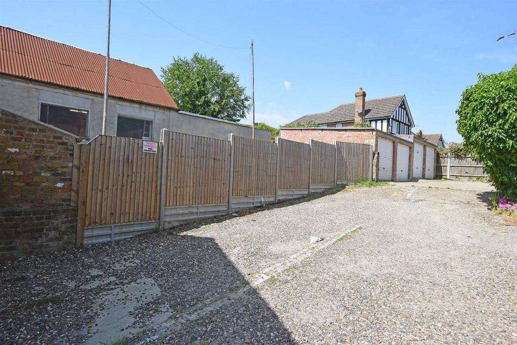 Property photo 2 of 8