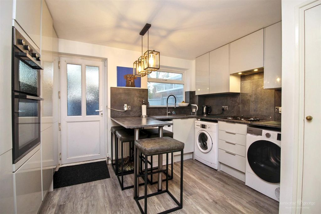 Property photo 3 of 19 Kitchen