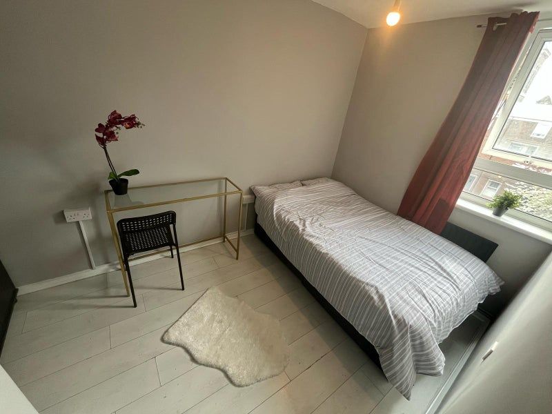 Property photo 1 of 12 Room 1- £700 Available 01/12/2025