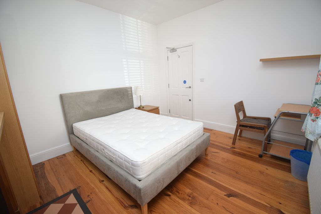 Property photo 3 of 8 Bedroom 1 (3)
