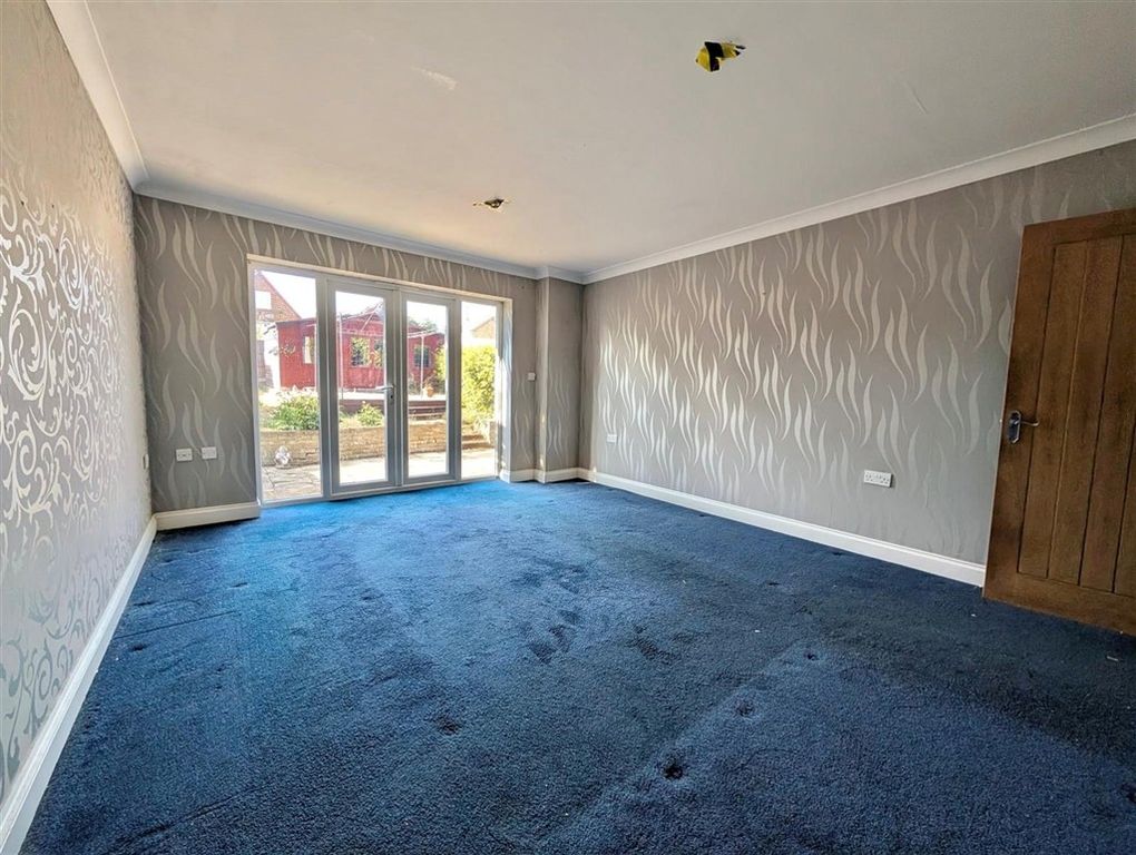 Property photo 3 of 15 Lounge