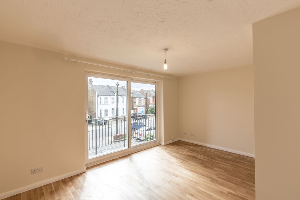 Property photo 2 of 10 Lounge (Example)