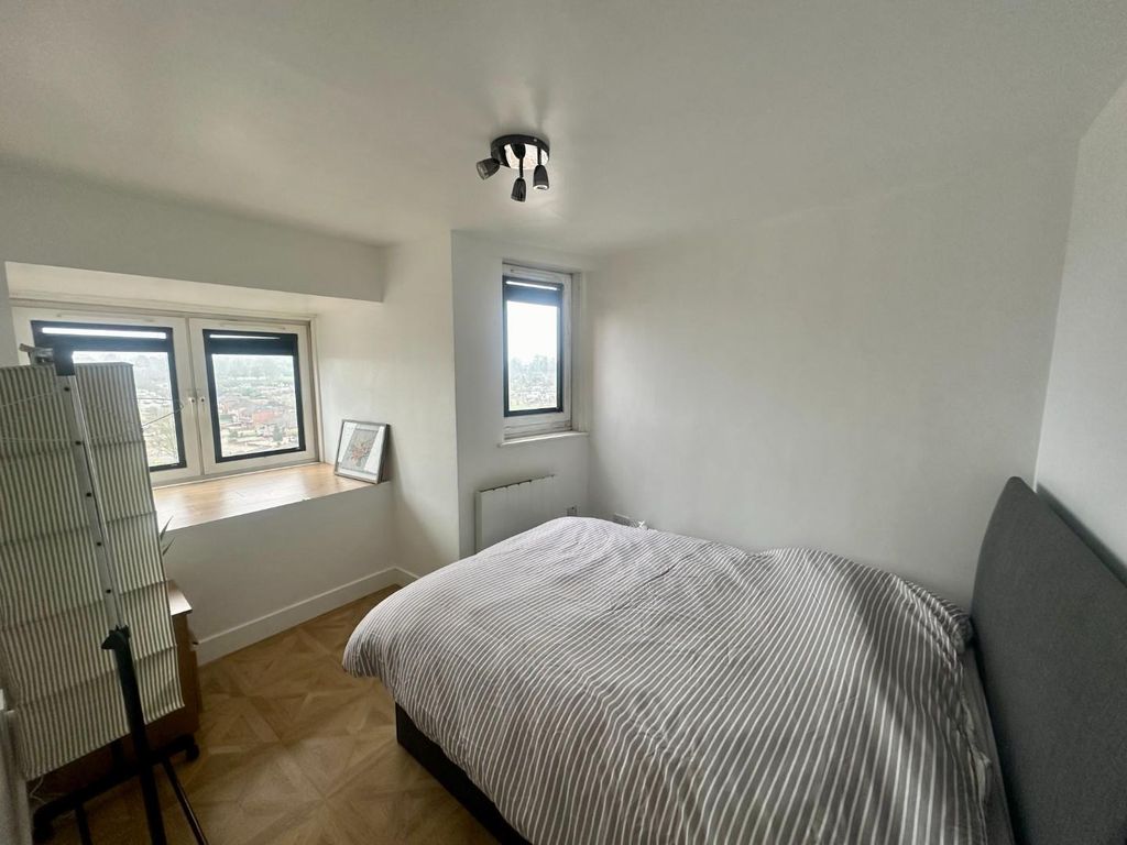 Property photo 2 of 6 Bedroom