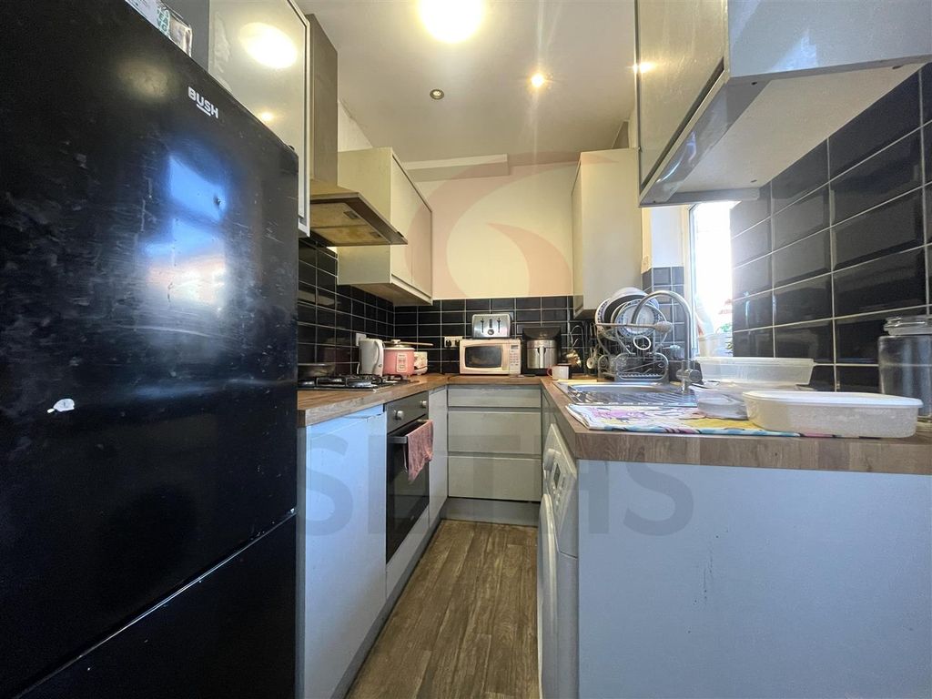 Property photo 1 of 6 Kitchen