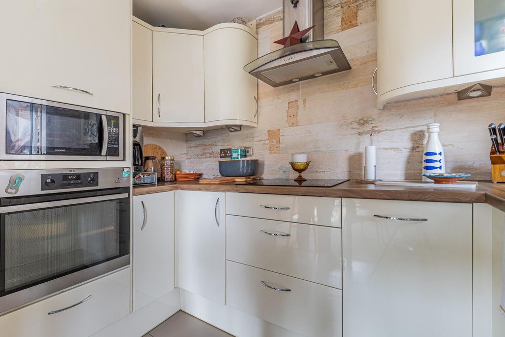 Property photo 3 of 34 Kitch