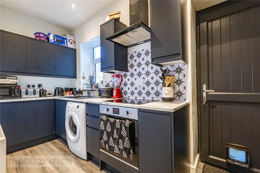 Property photo 3 of 15 Kitchen