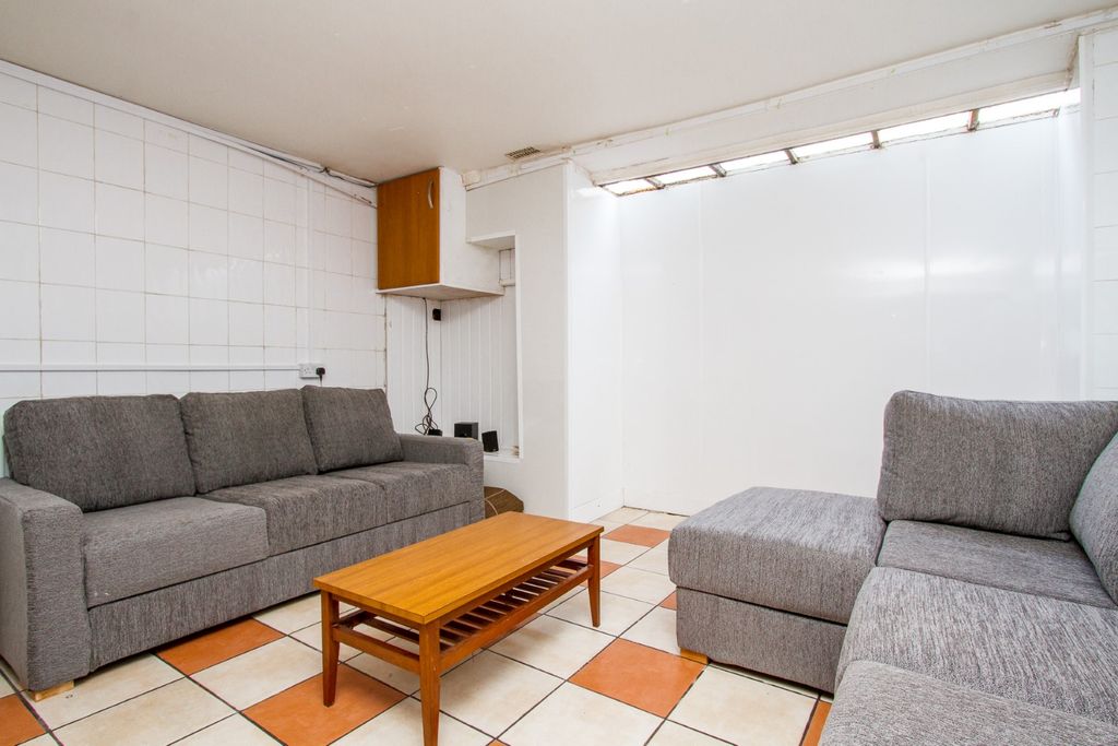 Property photo 2 of 12 Photo 06