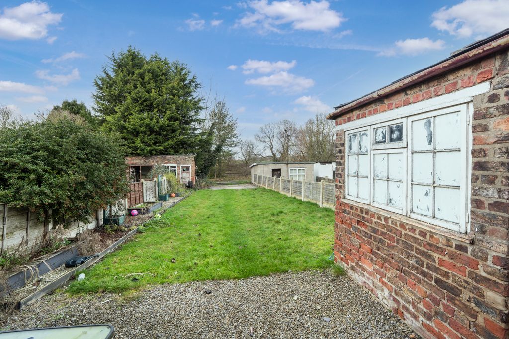 Property photo 2 of 8 Garden Space