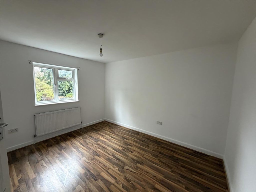 Property photo 2 of 6 Bedroom