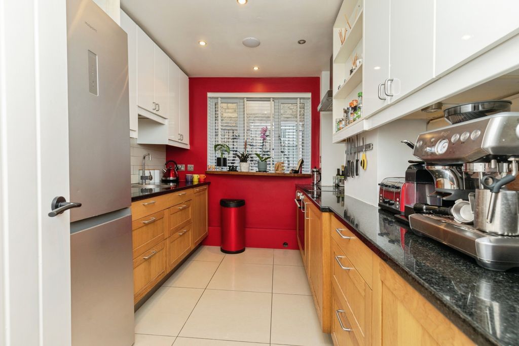 Property photo 3 of 10 Kitchen