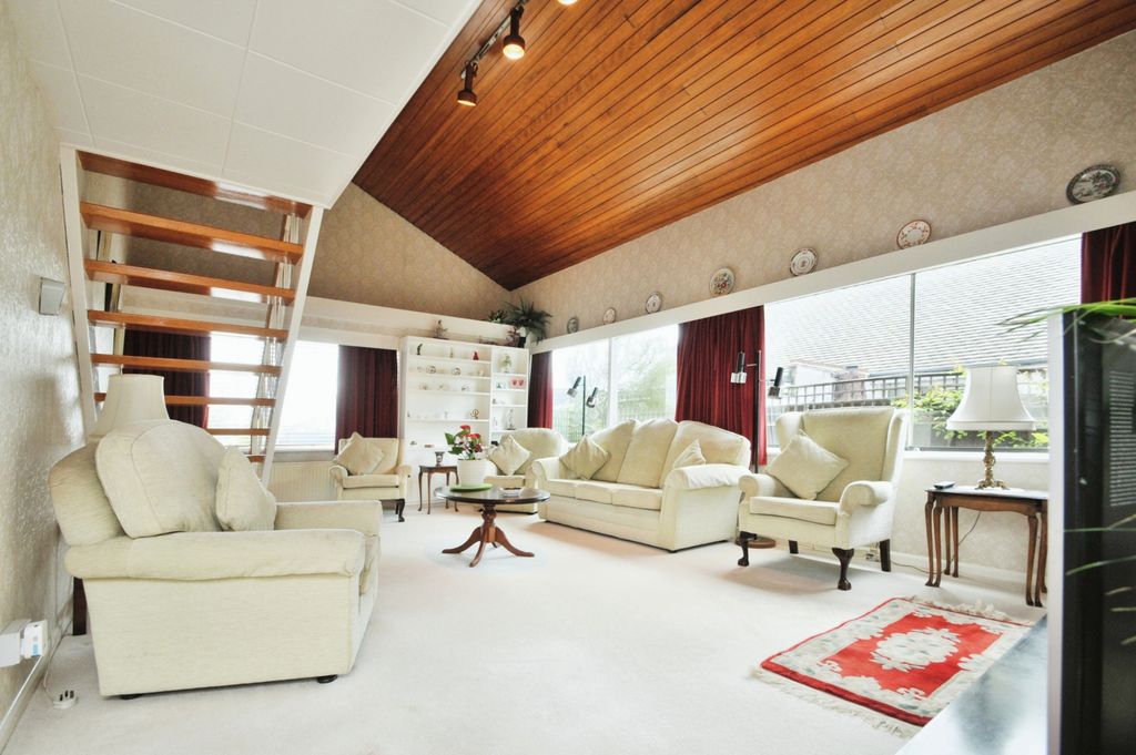 Property photo 2 of 15 Lounge