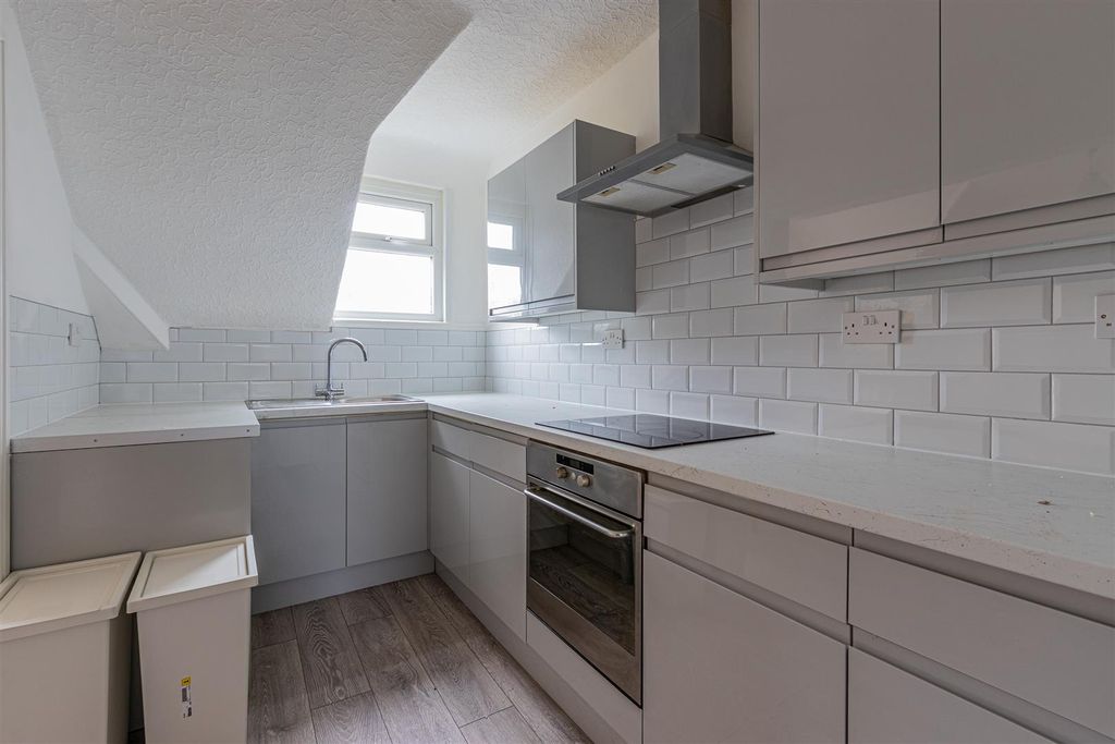 Property photo 2 of 9 Ninian Road 15, 5 (1 Of 8).Jpg