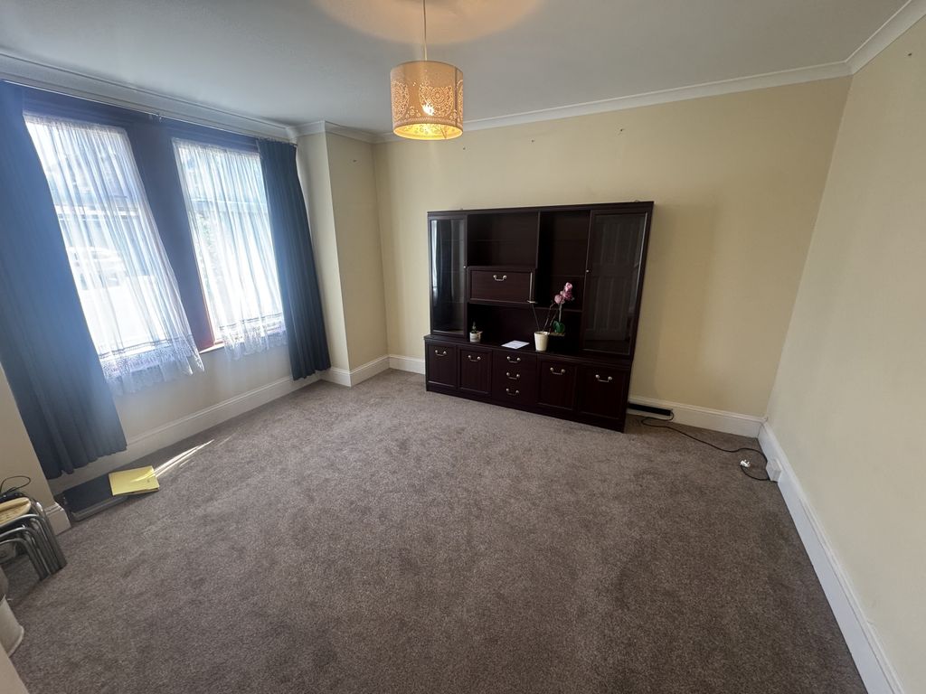 Property photo 1 of 7 3 Bed Semi-Detached House To Rent Norwood Gardens, Southall Ub2