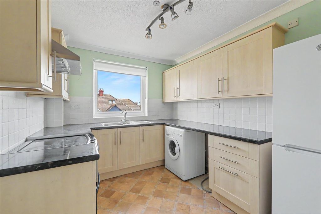 Property photo 3 of 7 Kitchen