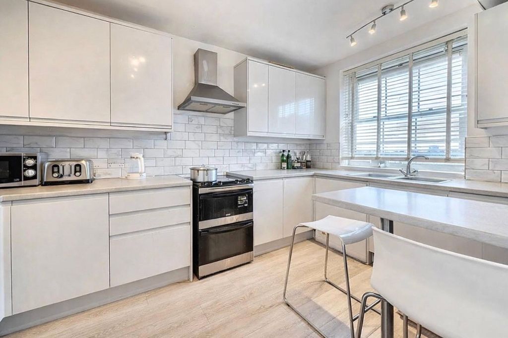 Property photo 2 of 8 Picture No. 18