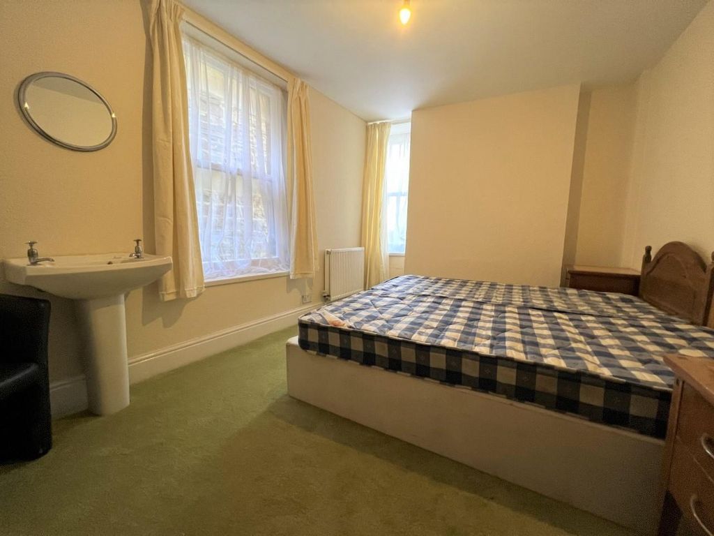 Property photo 1 of 6 Bed 2.Jpg